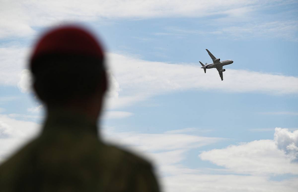 Российский самолет SSJ-100 подал сигнал бедствия из-за разгерметизации