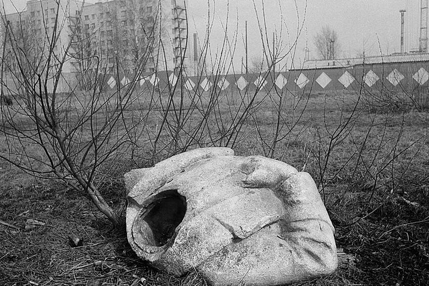 Разрушенная статуя Сталина в Ленинграде. Ася пишет, что ее мать "никогда не могла ассимилироваться со всеохватывающим, кричащим социалистическим волнением".