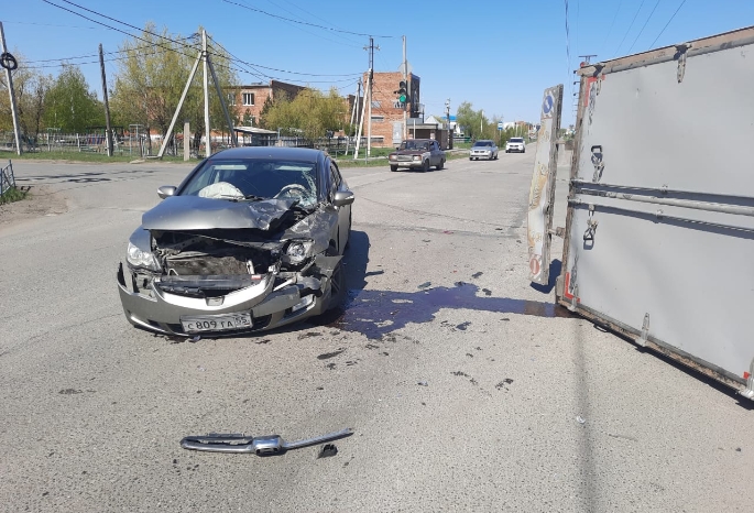 В Омской области женщина с двумя детьми пострадала в ДТП