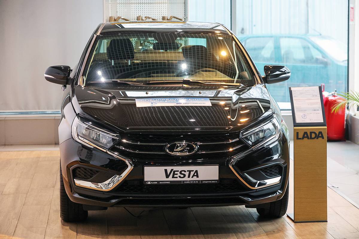 Российский депутат пересел на Lada Vesta и загрустил