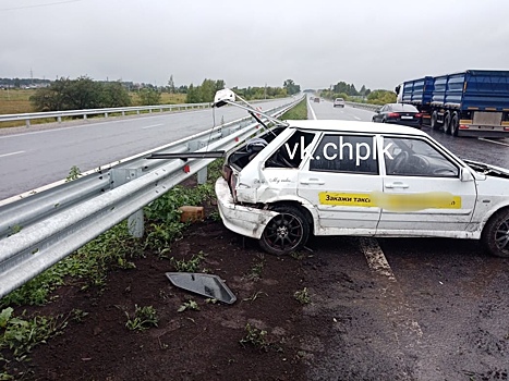 Грузовик протаранил такси на кузбасской трассе