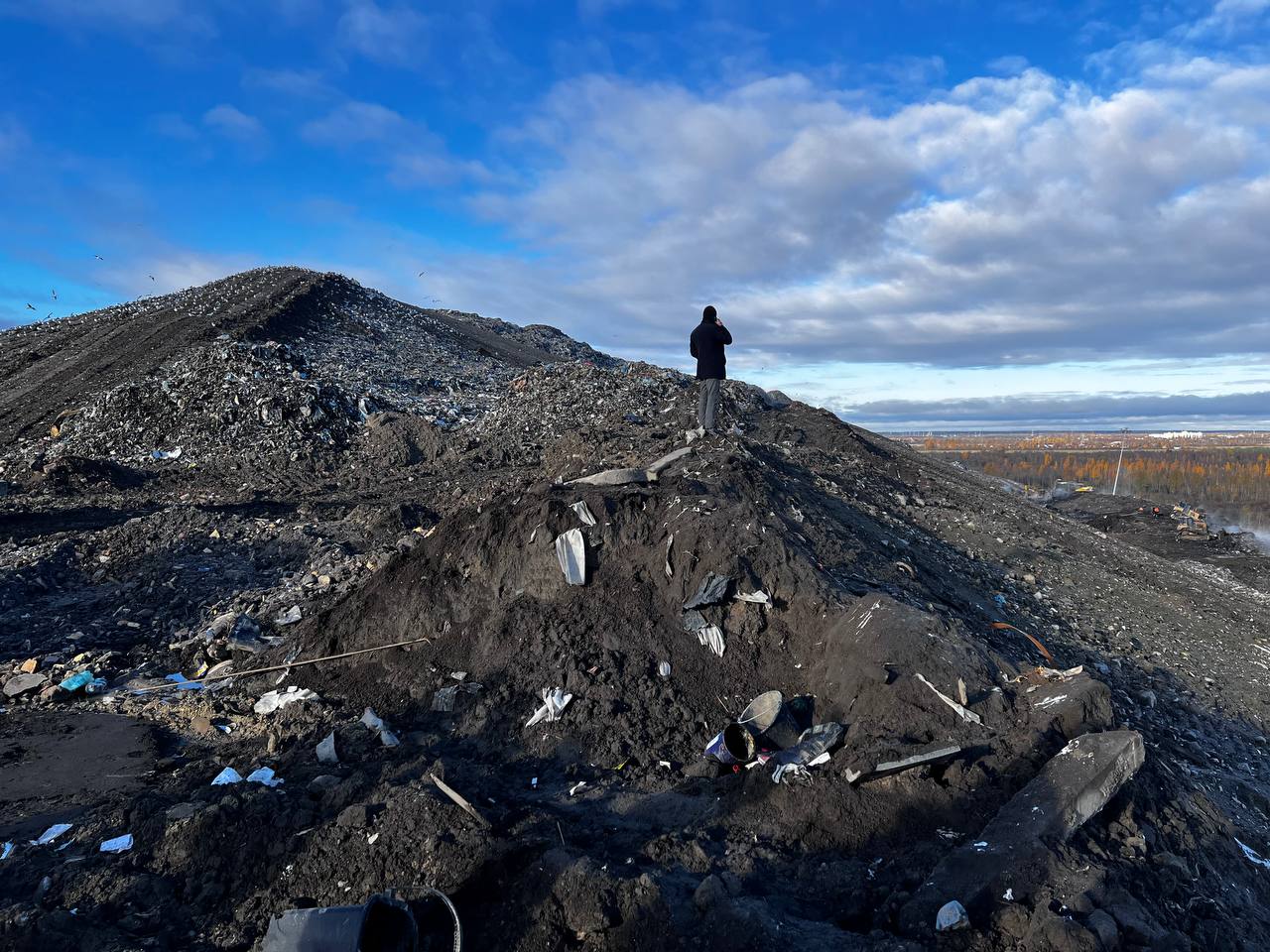 На свалке в Ленинградской области сошла огромная мусорная лавина