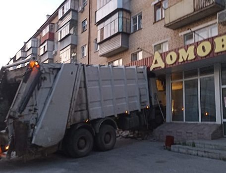В Чебаркуле мусоровоз и легковушка въехали в витрину магазина