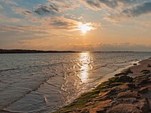 Каспий мелеет: вода отошла на километры от берега