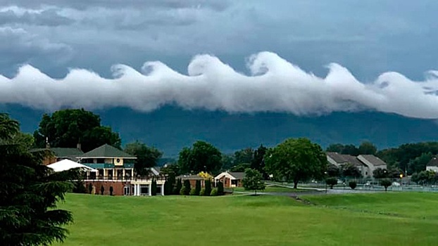 Жители США запечатлели «омывающие» небо облака