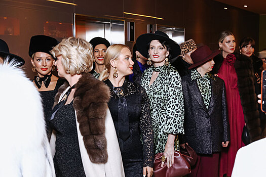 Преданные поклонницы превратились в моделей на показе 20-й юбилейной коллекции Vanilla Sky