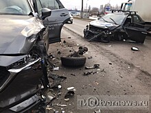 В Твери водитель "Geely" устроил серьёзное ДТП с автомобилем тест-драйва и рейсовым автобусом