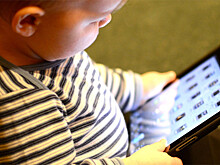 Телевизор, YouTube и книги: на что тратят время российские дети