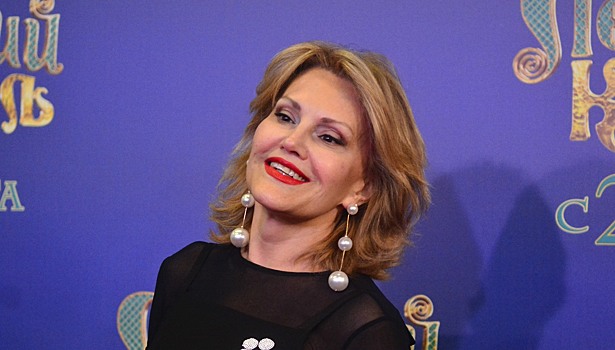 Актриса Елена Старостина вышла в свет в платье с разрезом