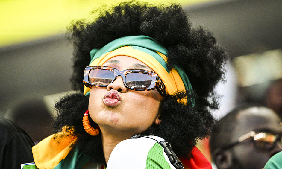Болельщица из Сенегала дарит воздушный поцелуй игрокам на матче Чемпионата мира по футболу между сборными Катара и Сенегала