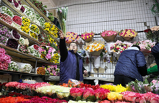 На Рижском рынке очереди за цветами, район парализован пробками