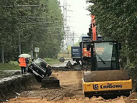 Хотел проскочить, нарушив все правила: ярославец на Ниве повис у обрыва дороги в Брагино