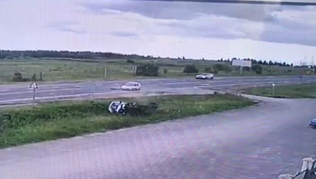 В Чувашии после ДТП легковушка вылетела с трассы и перевернулась. Видео