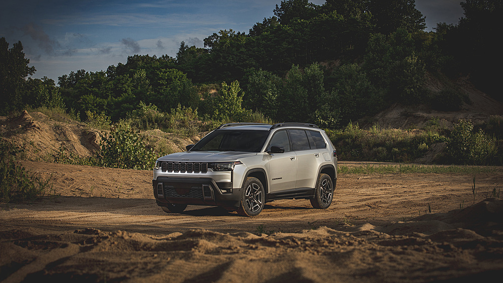 Шестое поколение Jeep Cherokee представлено официально. Автомобиль стал крупнее предшественника по всем направлениям, получил дизайн кузова и салона в новом фирменном стиле бренда, а заодно стал технологичнее — первой на рынок выйдет гибридная версия. Внедорожник получит 1,6-литровый бензиновый турбомотор мощностью 213 л.с. и пару электродвигателей.