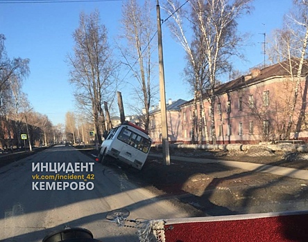 Маршрутка с людьми упала в кювет в Кемерове