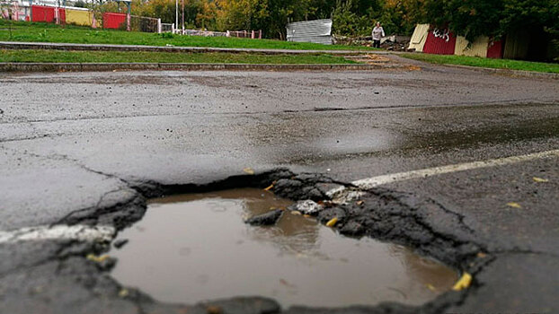 Дорожники нанесли свежую разметку прямо в яму