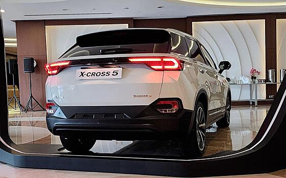Участники ПМЭФ первыми увидят новую Lada X-Cross 5