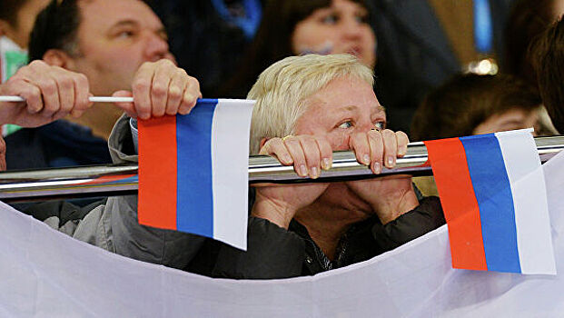 Эксперт призвал запретить раздачу бумажных флажков с российским триколором