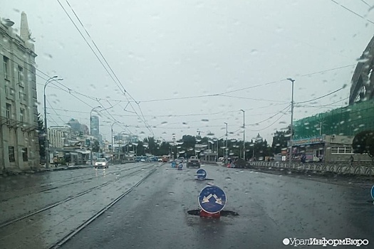 "Шашечки" у цирка: екатеринбургские водители вынуждены лавировать среди ям