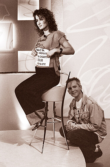 Тина Канделаки и Василий Стрельников во время съемки развлекательного молодежного шоу «Вася ин да хаус» на канале СТС, 2002 год