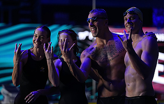 Австралийские пловцы установили новый мировой рекорд в смешанной эстафете