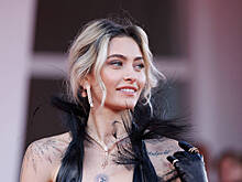 Дочь Майкла Джексона вышла в свет с голой грудью