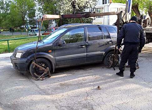 При виде судебных приставов супруг должницы из Челябинска пытался сжечь автомобиль