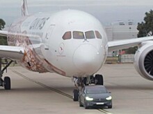 Кроссовер Tesla стал буксиром самолетов