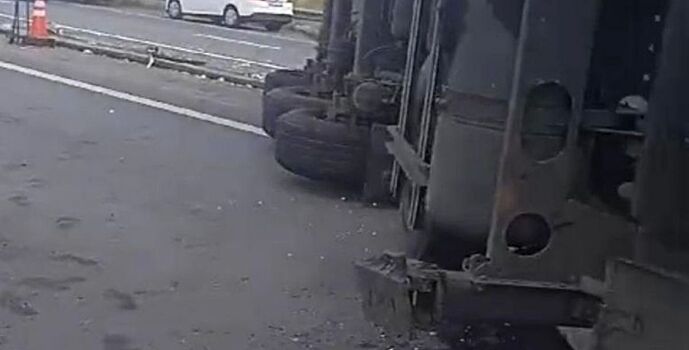 На М-4 «Дон» перевернулся большегруз