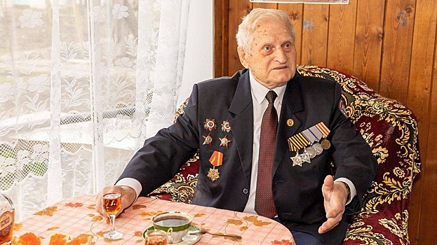 Андрей Воробьев поздравил с 98‑летием разведчика Николая Козлова из Серпухова