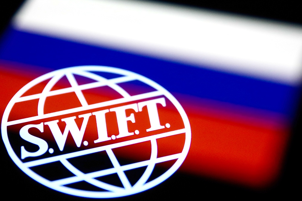 ЦБ запретил банкам с 1 октября использовать SWIFT в России