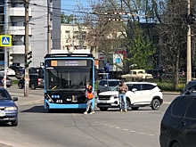 В Екатеринбурге встали трамваи: челябинец на иномарке влетел в новенький троллейбус