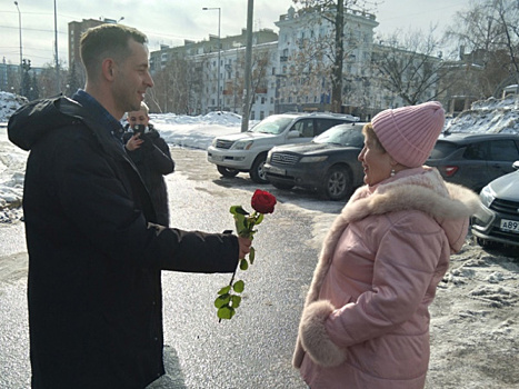 "Неожиданно и приятно!": главы внутригородских районов дарят цветы женщинам на улицах