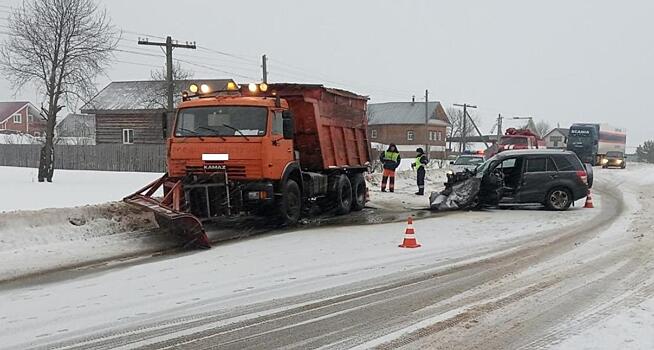 В Кирове водитель «Сузуки» врезался в стоящий «КамАЗ»: один человек госпитализирован