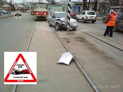 ДТП в Самаре на Полевой: уходя от столкновения, водитель "десятки" врезался в столб