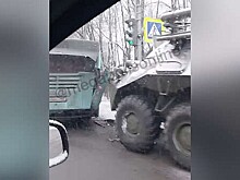 В Петербурге БТР врезался в пассажирский автобус