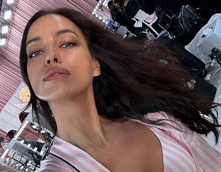 Красный бюстгальтер и перья: Ирина Шейк показала эффектные образы для модного шоу