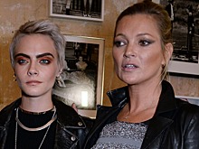 5 миллионов рублей! Лондонская галерея продает перерисованный снимок папарацци с изображением Кары Делевинь и Кейт Мосс