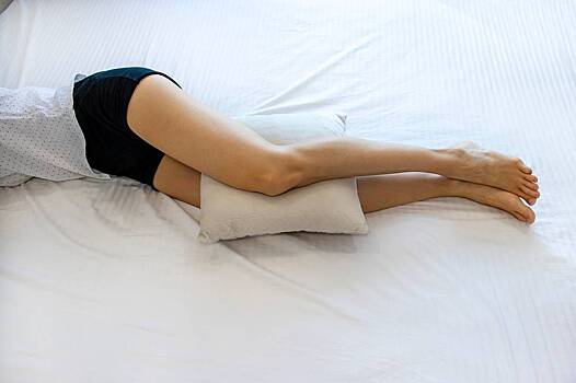 Остеопат назвал пользу сна с подушкой между ног