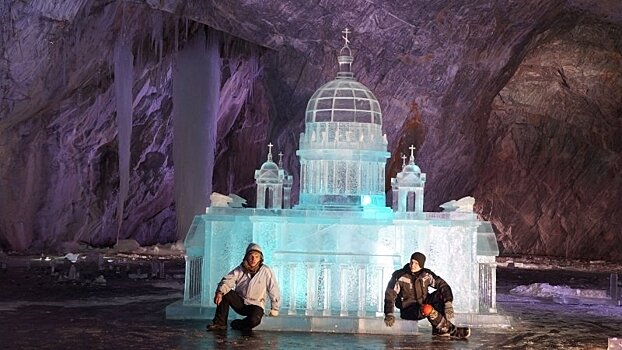 Ледяную копию Исаакиевского собора возвели в штольне горного парка в Карелии