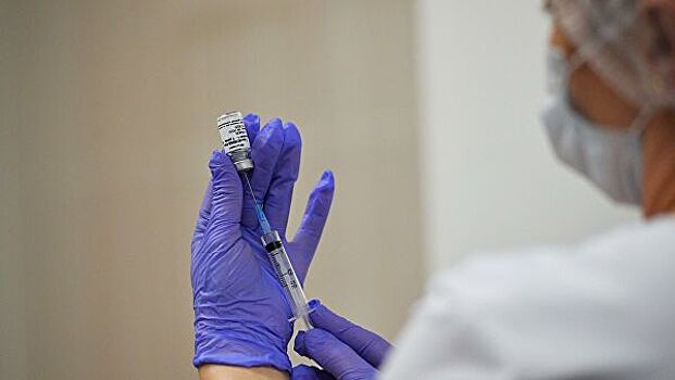 В Минздраве рассказали о состоянии испытывающих вакцину добровольцев
