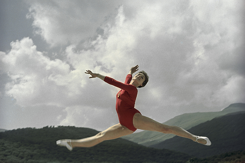 Несмотря на то, что на олимпиаде зрители симпатизировали гимнастке из Чехословакии, Кучинская завоевала две золотые медали, но на олимпиаде она получила совсем другой титул. Мексиканцы прозвали ее "невестой Мехико".