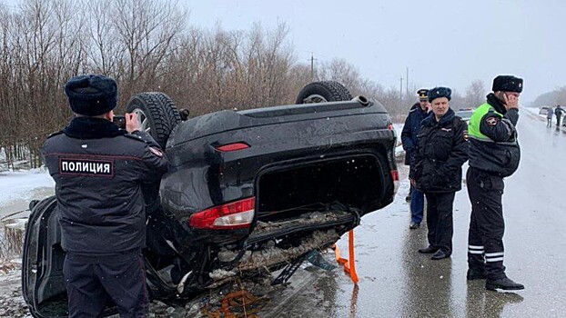 Мать с ребенком утонули в автомобиле под Саратовом