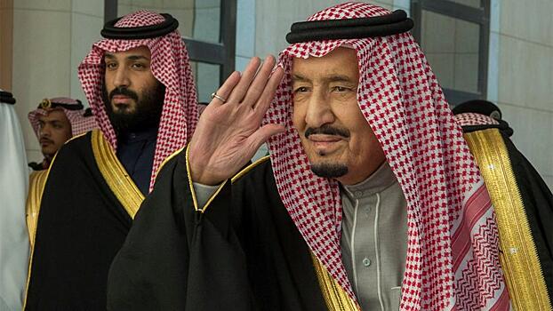 Саудовской Аравии начала жать корона