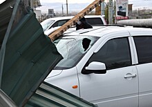 В Кузбассе ураган сорвал крыши со зданий, повалил деревья и перевернул остановки