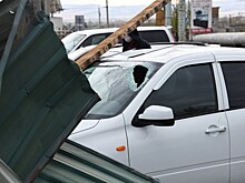В Кузбассе ураган сорвал крыши со зданий, повалил деревья и перевернул остановки