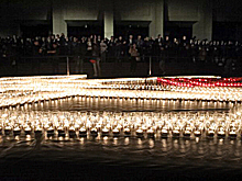 Более 10 тысяч свечей памяти зажгли у стен Музея Победы в ночь с 21 на 22 июня