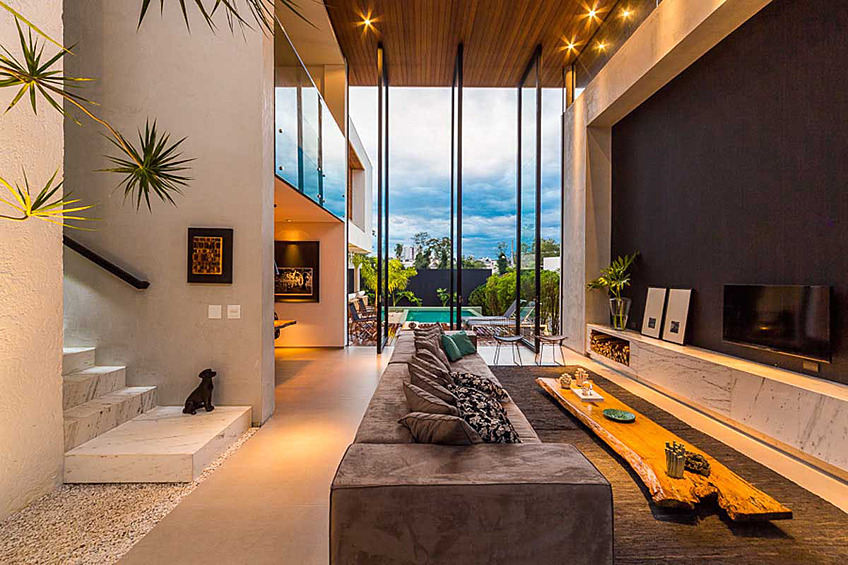 Интерьер богатого дома в Бразилии.