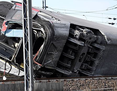 Пассажирский поезд сошел с рельсов в Иране