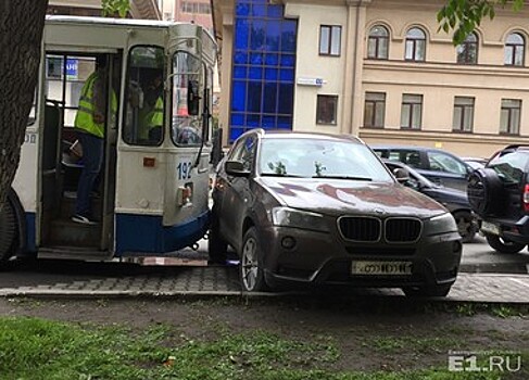 В Екатеринбурге произошло ДТП с участием BMW, Lexus и троллейбуса